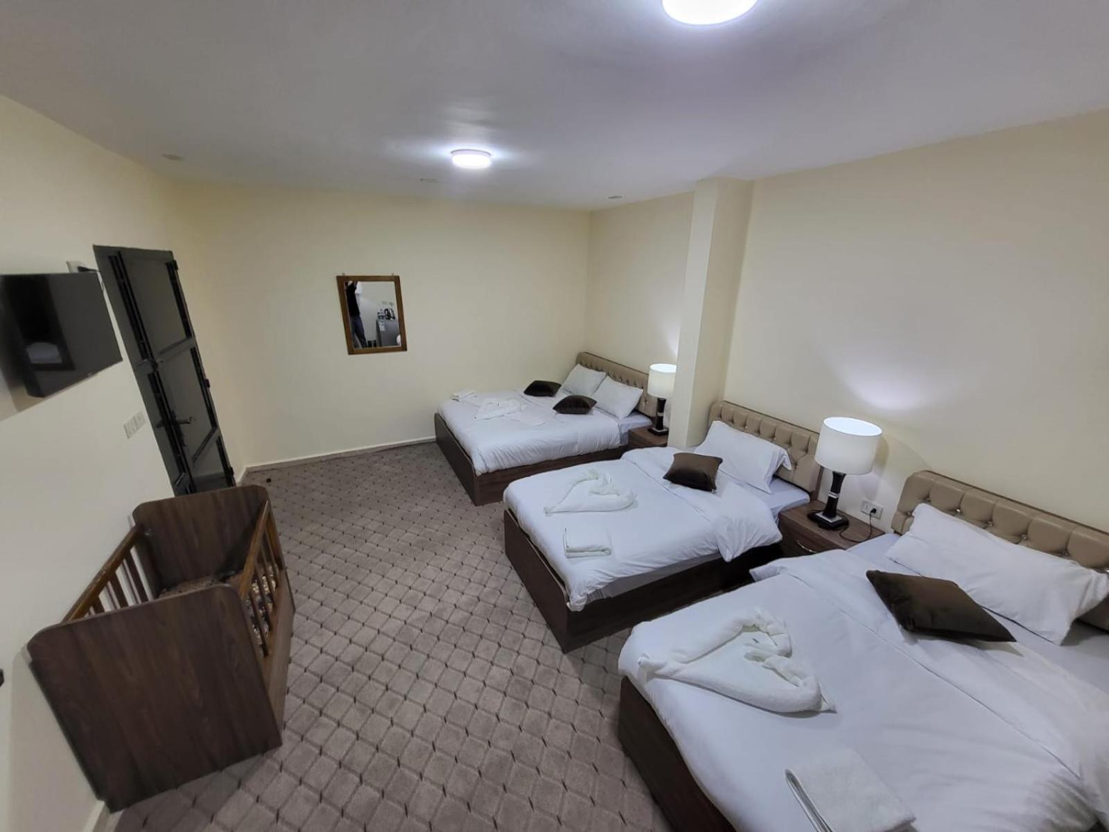 Petra Hills House Hostel Wadi Musa Bagian luar foto